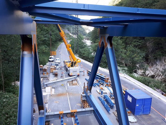 Das gigantische Tragwerk wird demnächst eingehoben – die B159 wird für den Straßenverkehr zwischen November und Dezember zeitweise vollkommen gesperrt. | Foto: ÖBB/Mosser
