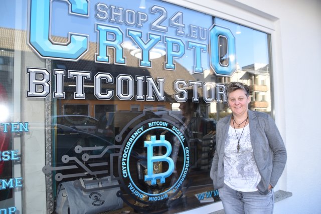 Vor ihrem Shop in der Villacher Taferner Straße 2a