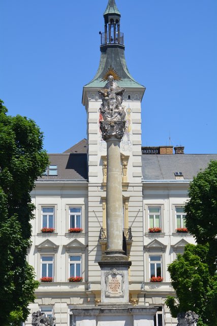 So sah die Dreifaltigkeitssäule noch im Sommer 2017 vor der Sanierung aus.