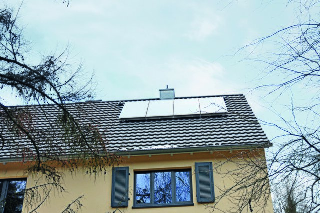 Die Sonnenenergie wird als Wärme an einen Wasserspeicher abgegeben und dort gesammelt. Der neue Speicher bietet die nötige Kapazität, um die solar erzeugte Wärme für die Heizungsunterstützung und Trinkwasserbereitung zu bevorraten. Zusätzlich wurde das Bad an die Ansprüche älterer Bewohner angepasst.