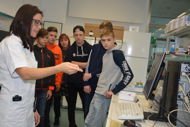 Die Schüler der NMS Rohrbach an der Lafnitz ließen sich die Arbeitsbereiche und Tätigkeiten im Labor des LKH Hartbergs erklären.