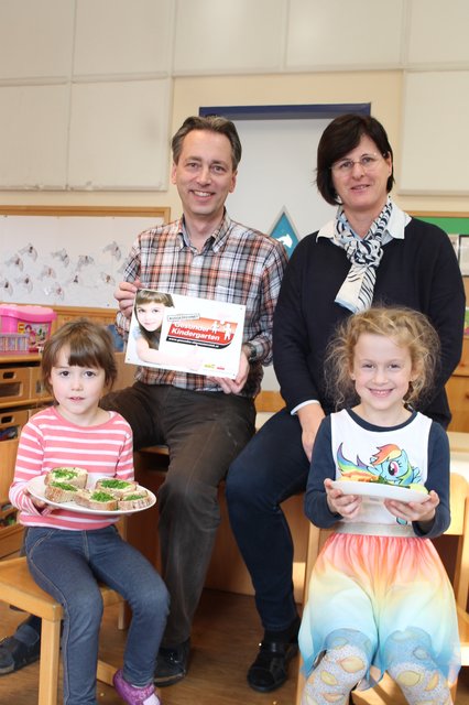 M´andatsträger Markus Murhammer, Kindergartenleiterin Brunhilde Brandhofer, Sophie und Teresa vom Pfarrcaritaskindergarten Asten.  | Foto: Foto: BRS/Losbichler