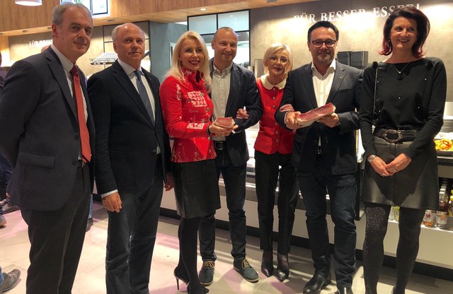 Gesellschafter Hans Plattner, WK-Bezirksobmann Klaus Lackner, LA Barbara Schwaighofer, Franchisepartner Martin Fahringer, Hörtnagl-Chefin Doris Daum-Hörtnagl, Vize-Bürgermeister von St. Johann Hubert Almberger und Claudia Auer-Hörtnagl (v. li.).