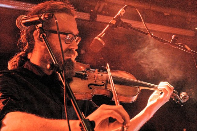 Sir Tralala präsentiert im Rahmen des Konzertes von Nino aus Wien sein neues Album "Echt gute böse Lieder" und spielt in Ninos Band die Geige | Foto: Wagner Felipe dos Santos