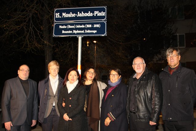 Bezirksvorsteher Gerhard Zatlokal, Grüne Landtagsabgeordnete Jennifer Kickert, Hannah Lessing (Generalsekräterin des Nationalfonds), Kulturstadträtin Veronica Kaup-Hasler, IKG-Vizepräsidentin Claudia Prutscher, Sohn Ilan Jahoda und Generalsekretär des Zukunftsfonds Herwig Hösele (v.l.) bei der Feier.