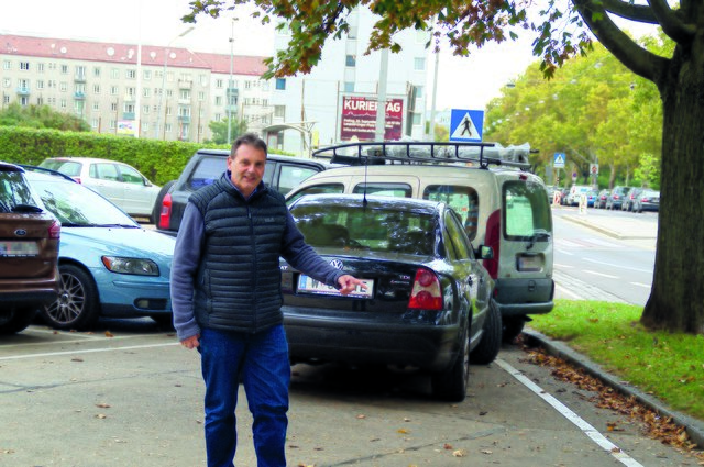 Als kostenloser Abstellplatz wird der Parkplatz der Mieter am Laaer-Berger Hochhaus missbraucht, so Bezirksvize Mrkvicka.