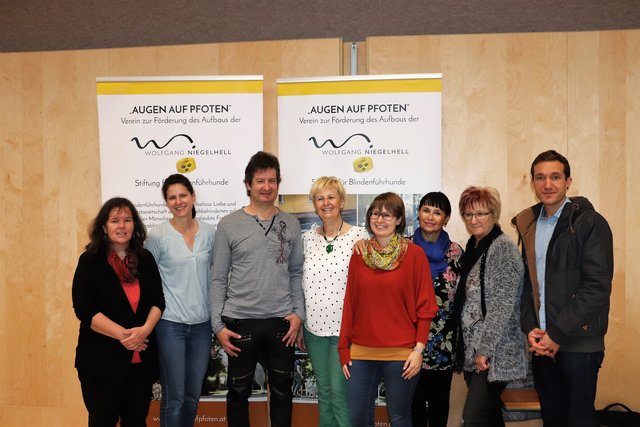 Wolfgang Niegelhell mit Dir. Stefan Kaiser (re) und dem Lehrerteam der VS Gössendorf | Foto: Edith Ertl