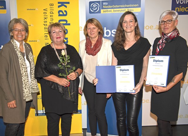 Landesrätin Petra Bohuslav, Voting-Siegerin Vizebürgermeisterin Helene Fuchs-Moser, Bezirksleiterin Silvia Hickelsberger sowie die Gemeinderätin Siegrun Bär und Silvia Dick, Absolvetinnen des Freuenlehrganges. | Foto: Wir Niederösterreicherinnen