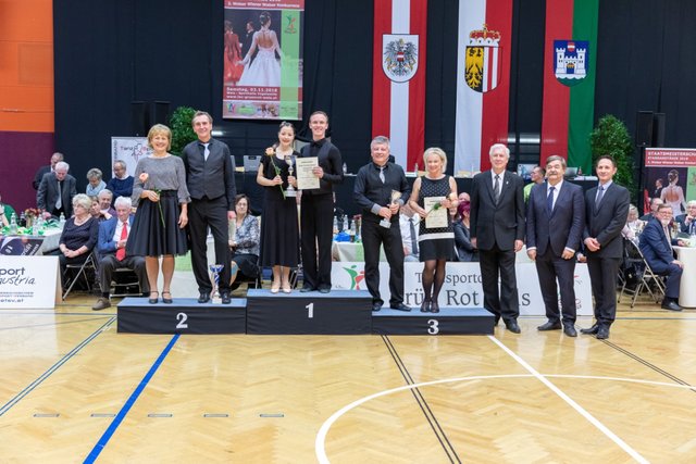 Siegerehrung der WeWK Hobbypaarewertung: 2.Platz - Thomas Houdek &amp; Maria Bieregger, 3.Platz - Dieter &amp; Inge Manhart; beide Paare sind von der Tanzschule Hippmann | Foto: © Jürgen Brochmann