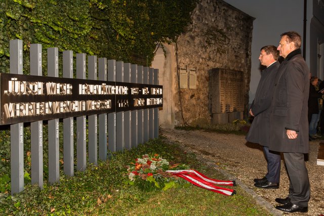 Die Stadt Wels hielt gemeinsam mit Bürgermeister Rabl und Sektionschef Hermann Feiner eine Gedenkveranstaltung ab.  | Foto: Josef Fischer