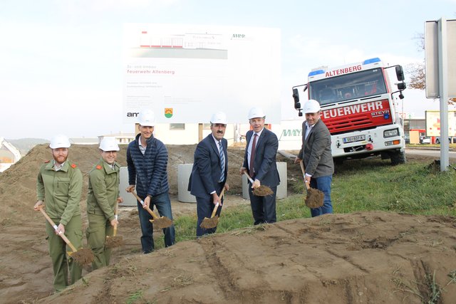 Markus Hofer (Kommandant-Stellvertreter), Bernhard Pichler (Kommandant), Bauleiter Jürgen Heibl, Bürgermeister Ferdinand Kaineder, Landesrat Max Hiegelsberger und Vizebürgermeister NAbg. Michael Hammer (v. l.).
