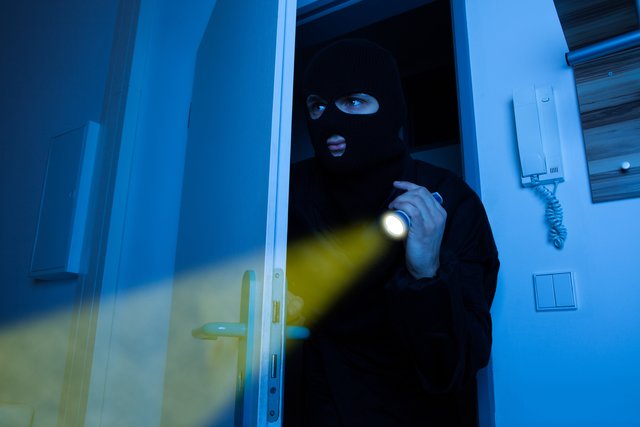 Dunkelheit, offene Türen und ein unbelebtes Haus sind für Verbrecher eine Einladung zum Einbruch. | Foto: panthermedia.net/AndreyPopov