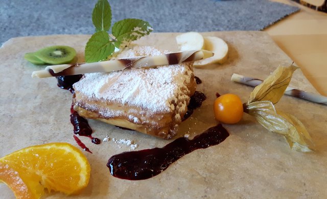Echt Mjammi,  - die warme frittierte Nachspeise mit schmelzendem Vanilleeis gefüllt!!!