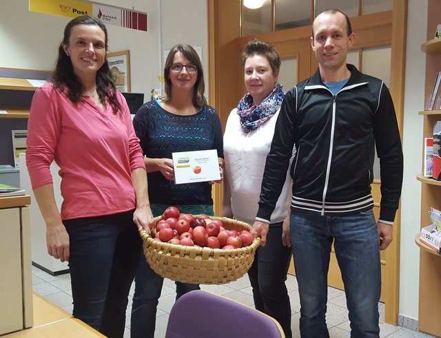 Obfrau des Elternverein Angelika Höglinger, Natalie Wollendorfer, Ansprechperson der Gesunde Gemeinde Doris Wollendorfer und Ewald Höfler (v. l.).  | Foto: Foto: Gemeinde Niederkappel