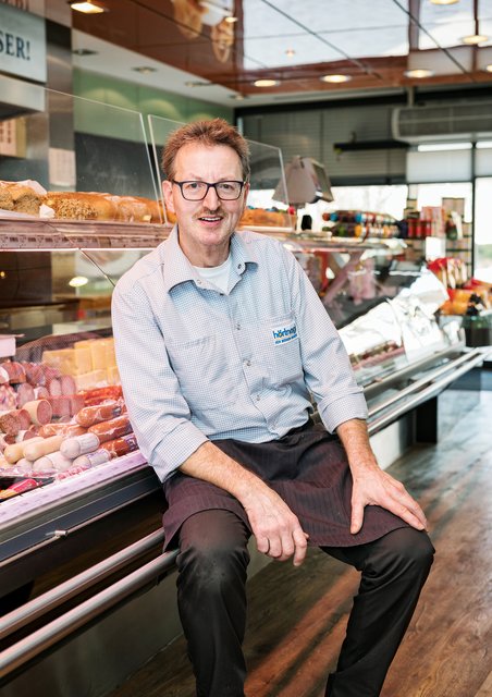 Mittelpunkt der neuen Hörtnagl Filiale in Ramsau ist eine zentrale Bedien-Theke bzw. Thekenanlage für die Präsentation und Verkauf von gekühlter Feinkost, Wurst und Fleischwaren sowie der Hendl-Grill.  | Foto: Hörtnagl