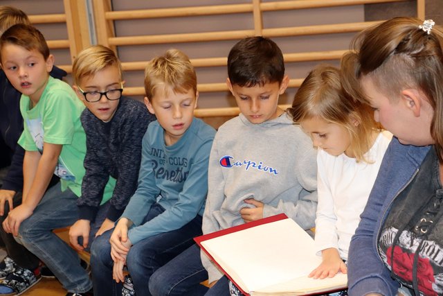 Schüler der VS Gössendorf bestaunen die Blindenschrift. | Foto: Edith Ertl
