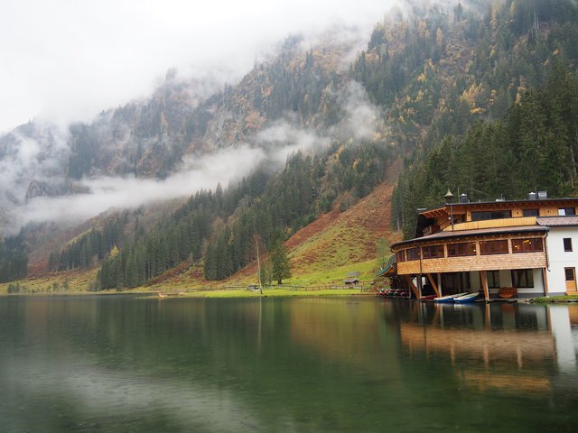 Aus der Gaststube des Gasthofes Forellenhof hat man einen wunderbaren Ausblick auf den See und die Berge