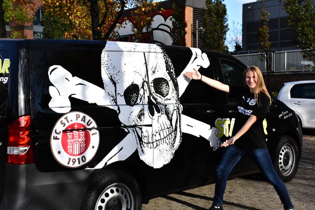 Wird bald in Dornbach zu sehen sein: Der Teambus der St.-Pauli-Frauen. WSC-Stürmerin Pia Forster freut sich bereits. | Foto: Hetterich