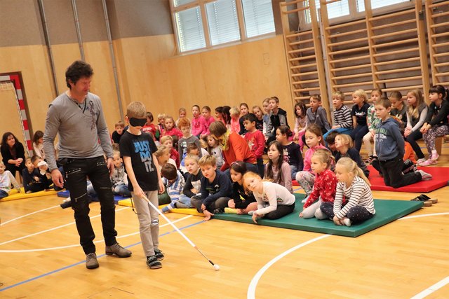 Wolfgang Niegelhell zeigte den Kindern, wie es sich anfühlt, mit einem Blindenstock zu gehen. | Foto: Edith Ertl