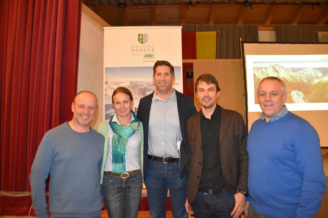 Jan Salcher (ÖAV), Helga Beermeister (TVB), Bgm. Mario Nocker (Trins), Joakim Strickner (GF des TVB) und Bgm. Christian Felder (Gschnitz)