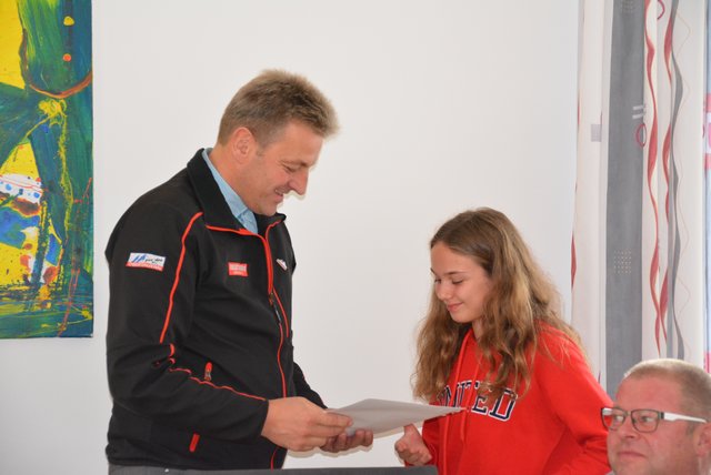 Matthias Mayrhofer und Christina Gruber, die sich für die 4B des Gymnasiums Tamsweg über einen Klassen-Schitag am Obertauern freut.