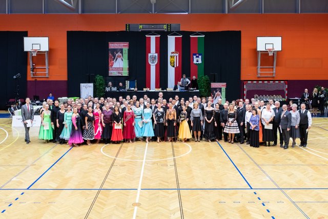 an der 3.Welser Walzer Konkurrenz nahmen 49 Tanzpaare teil | Foto: © Jürgen Brochmann