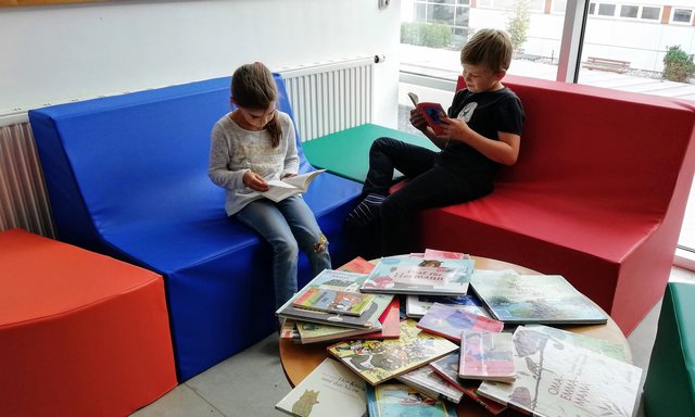 Die neuen Lesemöbel in der Volksschulbibliothek.  | Foto: Elisabeth Kaisinger