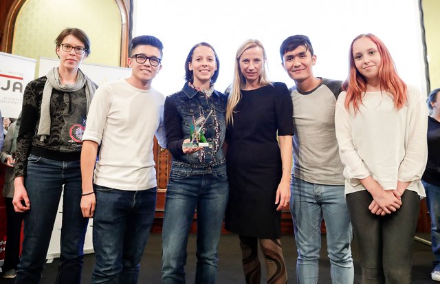 Doris Kastner, Alireza Khawari, Melanie Berger, Bundesministerin Juliane Bogner-Strauß, Qudrat Moradi, Luisa Lumplecker (v. li.). | Foto: BKA/Andy Wenzel