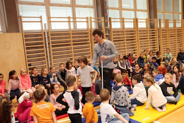 Wer führt, geht vor. Wolfgang Niegelhell erklärte den Kindern, wie blinden Menschen geholfen werden kann.  | Foto: Edith Ertl