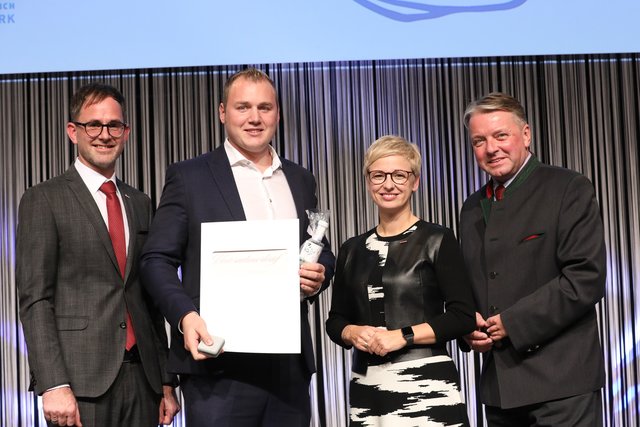 Spartenobmann Michael Pecherstorfer, ausgezeichneter Arbeitskräfteüberlasser Alexander Pointner, WKOÖ-Präsidentin Doris Hummer, und Berufsgruppensprecher Hermann Danner am  | Foto: Cityfoto
