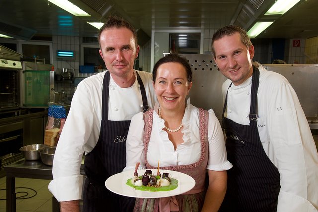 Wolfgang Bauer, Michaela Schachner und Dominik Moser vom Hotel Schachner bei „Aufgetischt – Der Nibelungengau“.