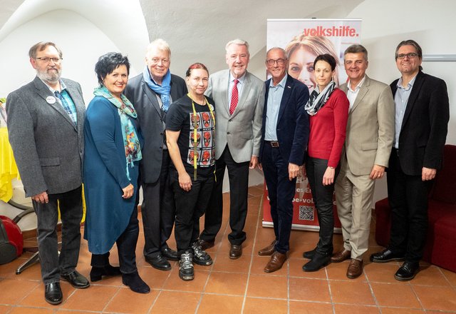 V.l.: Mitarbeiter Karl Trimmel, Zweite Vizebürgermeisterin Margarete Sitz, Vizebürgermeister a.D und Vizepräsident der Volkshilfe NÖ Holger Linhart, Mitarbeiter Loel Jeremias Grey, Bürgermeister Klaus Schneeberger, Präsident der Volkshilfe Ewald Sacher, Freiwilligen-Managerin Bettina Lanzenberger, Landesgeschäftsführer Gregor Tomschizek und Stadtrat Wolfgang Scharmitzer.