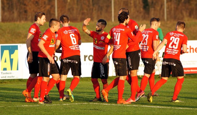 Doris Kelenc lässt sich für seinen schönen Treffer zum 1:0 feiern. (C) Martin Löscher