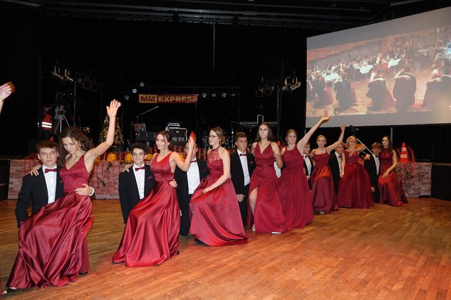 Mit der traditionellen Polonaise eröffneten die 13 künftigen Maturantinnen und Maturanten der 8a Klasse von Klassenvorstand Peter Rindler unter dem Motto Motto „8 Jahre Baustelle – Das Fundament ist gelegt“ ihren Maturaball.
