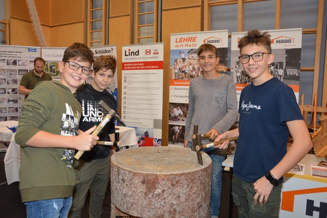 Großes Interesse: Mit Stationen, wo sich die Jugendlichen ausprobieren konnten, trafen die rund 90 Aussteller den Nagel sprichwörtlich auf den Kopf.