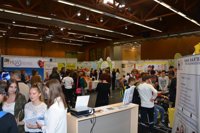 90 Aussteller machten die 6. Bildungs- und Berufsmesse in der Hartberghalle zum vollen Erfolg.