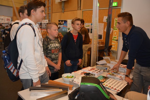 ...informierten auch namhafte Lehrbetriebe über Jobs und Ausbildungsmöglichkeiten in der Region.