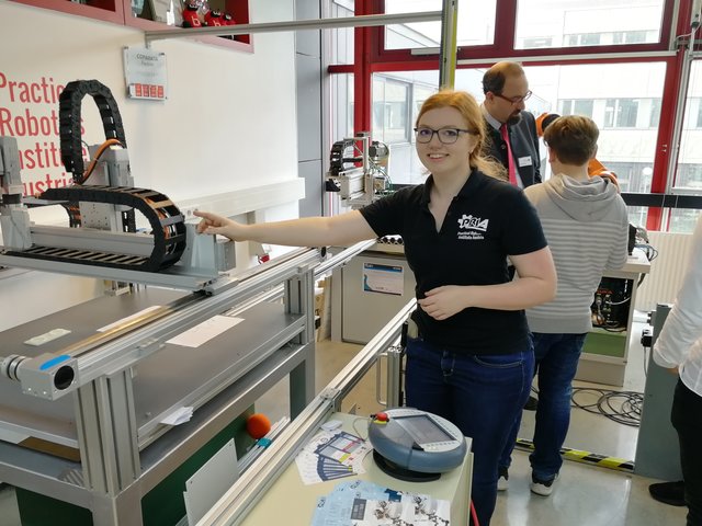 Blick hinter die Kulissen des TGM: Lisamarie Schuster zeigte, wie ein Laufband so funktioniert.