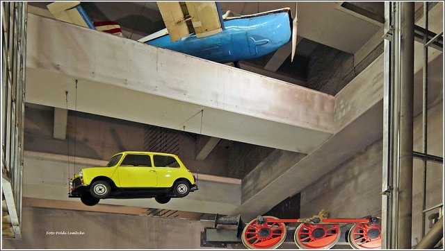 Ein Blick nach oben in den Schacht zwischen den Aufzügen.