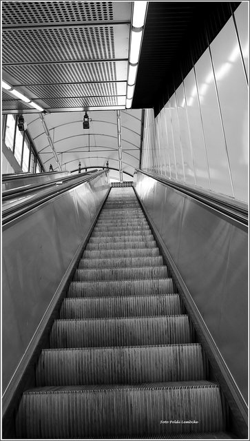 Mit der Rolltreppe wieder hinauf zur Straße.