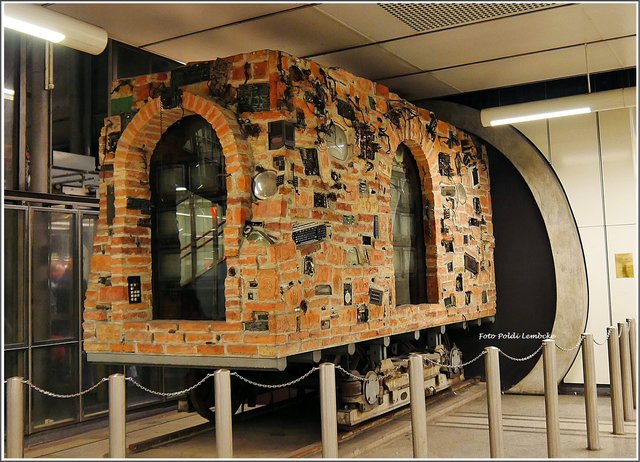 Ein mit Ziegelsteinen ummantelter U-Bahn-Waggon mit seltenen eingelassenen Stücken aus dem Wiener Ziegelmuseum.