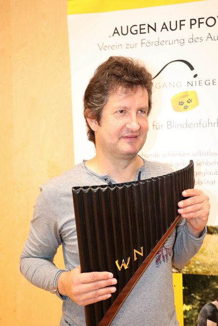 Für Schüler und Lehrer der VS Gössendorf spielte Wolfgang Niegelhell auf der Panflöte. | Foto: Edith Ertl