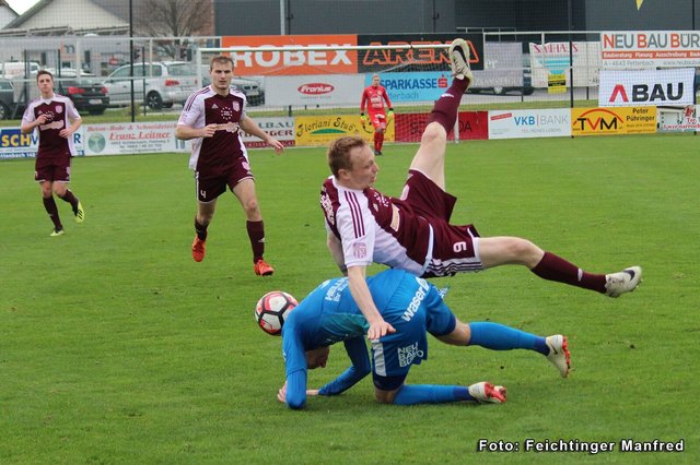 Harte Bandagen im Spiel zwischen Pettenbach und Esternberg.