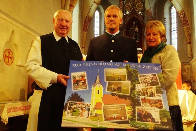 Der Dorferneuerungsverein Loiwein-Wurschenaigen stellte sich mit einem passenden Geschenk ein. | Foto: Anton Rumpelmayr