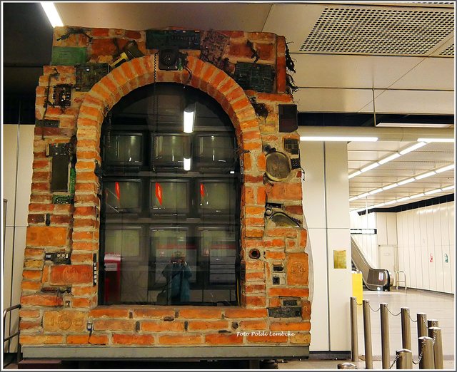 Ein mit Ziegelsteinen ummantelter U-Bahn-Waggon