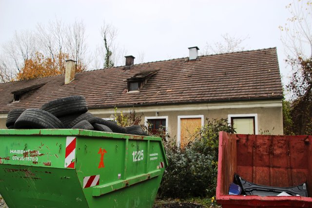 KZ-Gedenken im Hinterhof. Müll und baufällige Baracken prägen die Szene.