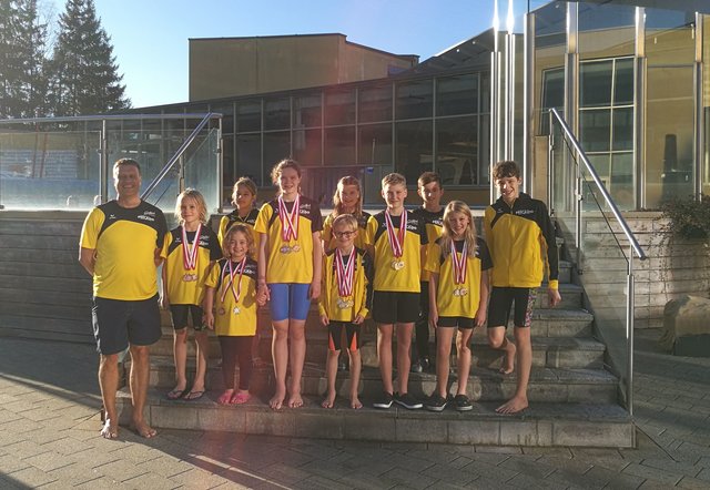 Trainer Pepi Mair mit der erfolgreichen Mannschaft der Schwimmunion Osttirol. | Foto: SUOT