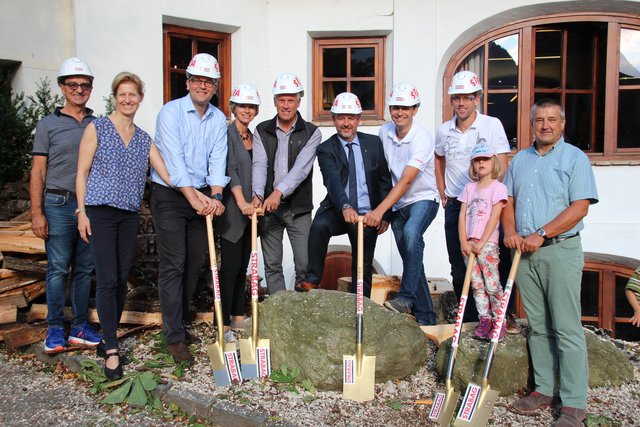 Herwig Hofer (Strabag), Birgit und Jakob Forstnig (Hotel Trattlerhof), Andrea und Herwig Ronacher (Architekten), Harald Wildpaner (Volksbank), Alexander Markt (Strabag), Thomas Freunschlag (Freunschlag & Ronacher) und Kurt Raml (Vitrag)