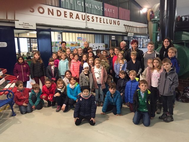Die Volksschulkinder besuchten das Landtechnikmuseum in St. Michael. Anlass war das Jubiläum "100 Jahre Republik". | Foto: Volksschule Bocksdorf