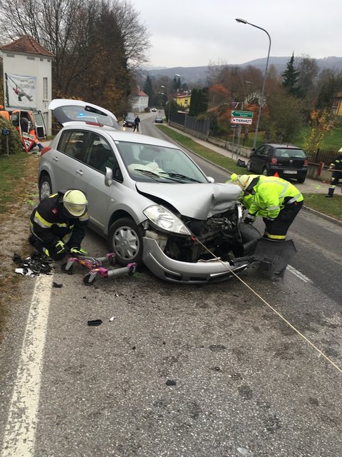 Das ausgetretene Öl musste gebunden werden. | Foto: FF Maria Anzbach